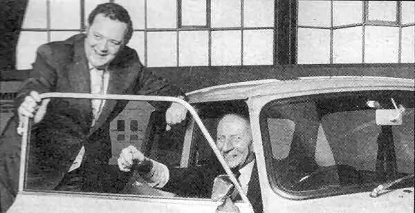 1975年2月，MINI依然是英国最畅销汽车。右侧老者为Issigonis