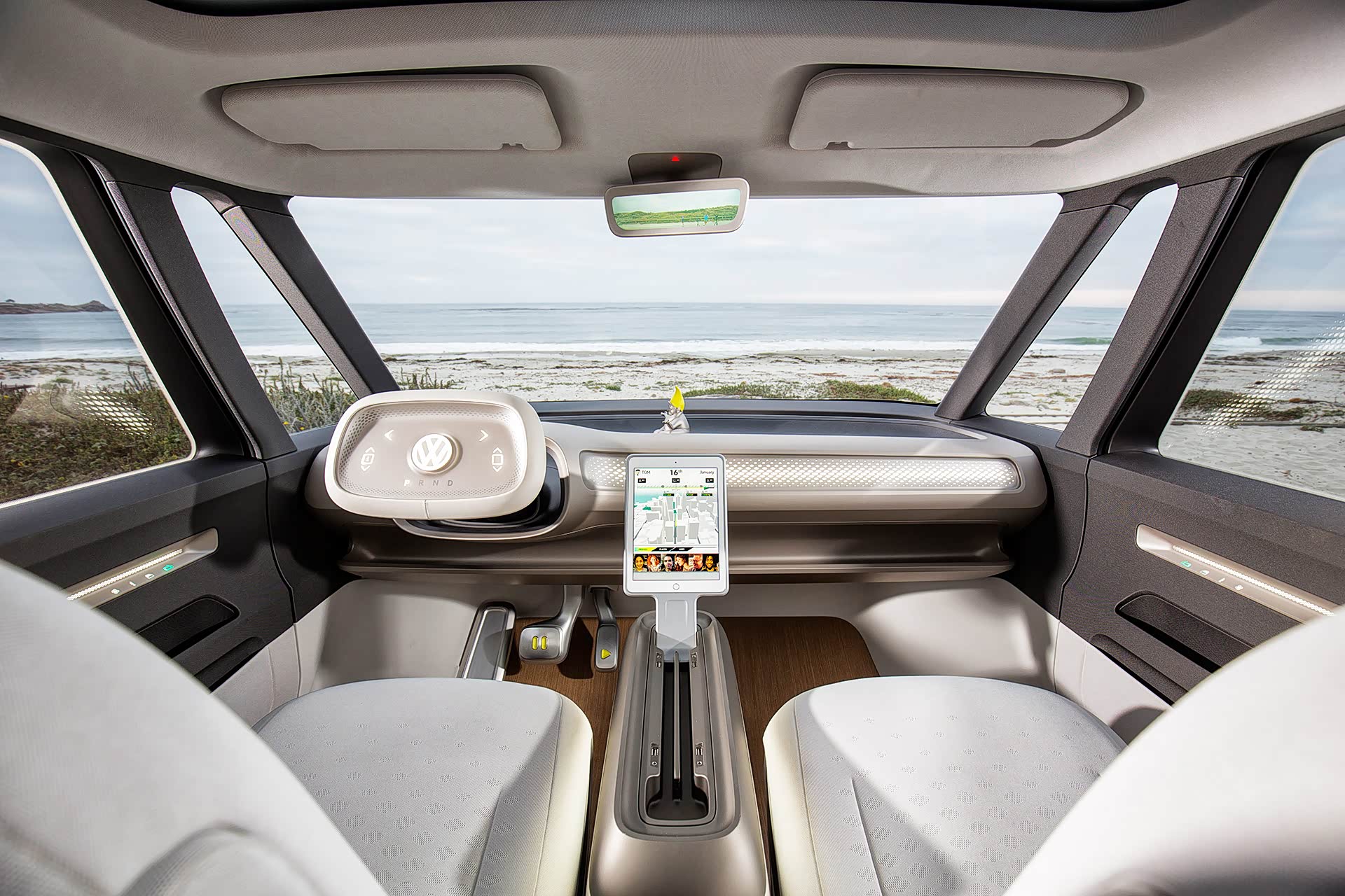 也许是巧合，大众的下一代小巴士，更像是一部移动的iPhone。