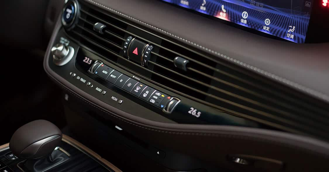 全新 LS 中控台还是保留很多实体按键