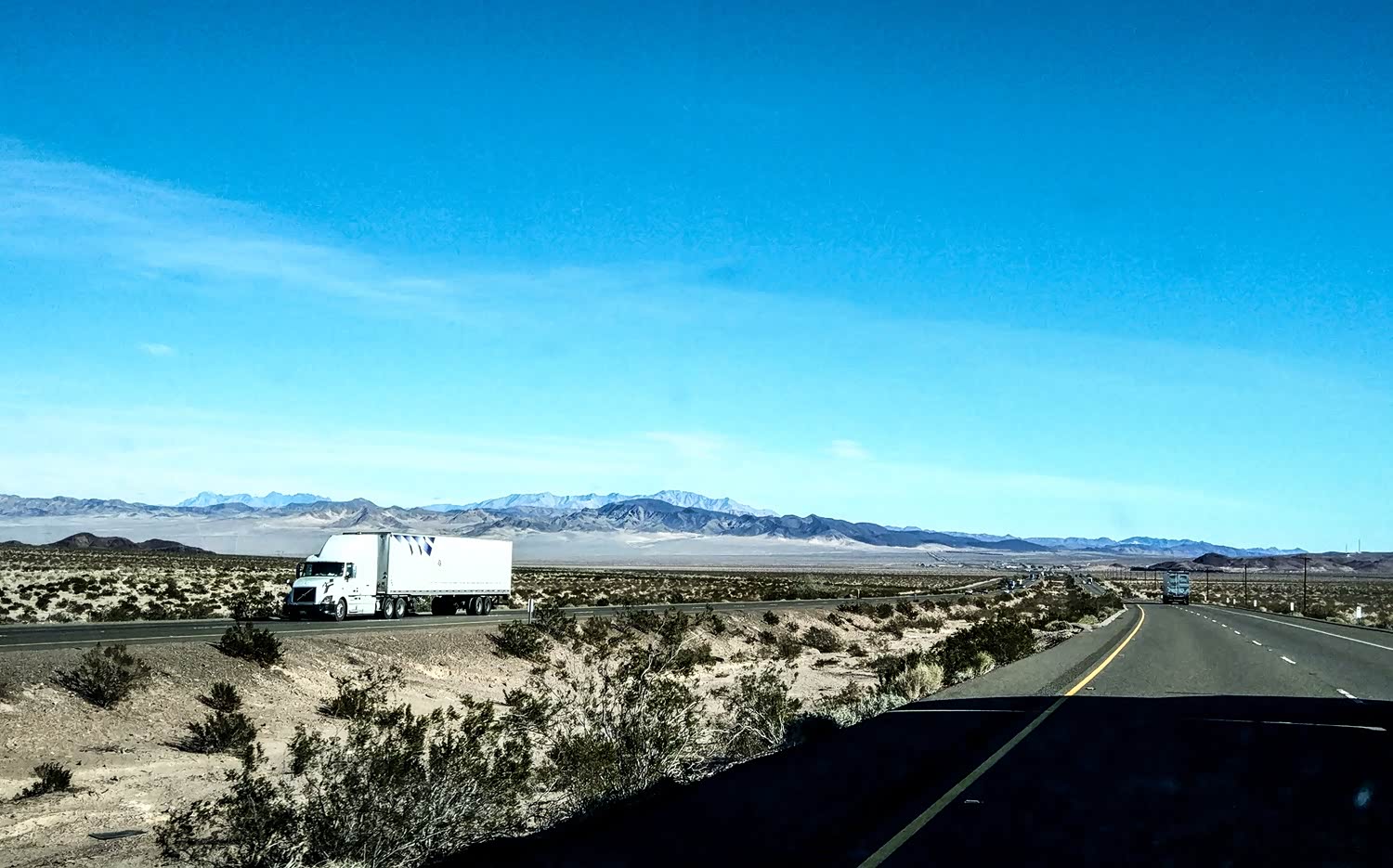 LA出行，上15号公路往北100英里，东转至40号公路，离开大山鸡的车水马龙，世界立马清静