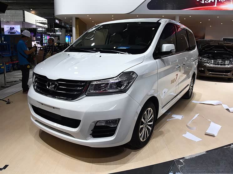 2016款华颂7主要针对配置进行调整,新车将全系标配雾灯,大灯自动点亮