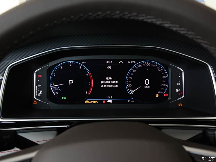 内饰方面,新车采用了全液晶仪表盘并搭配了三辐式多功能方向盘,中控
