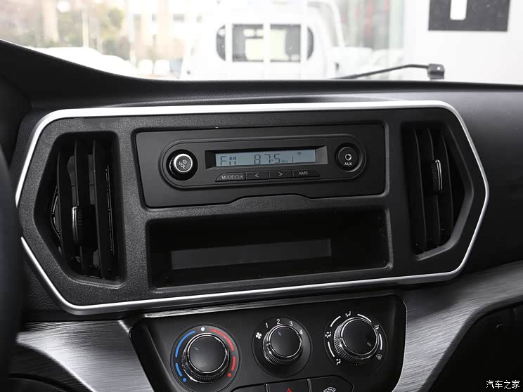 『新长安睿行m60』新长安睿行m60的内饰布局看上去更活泼一些,两侧
