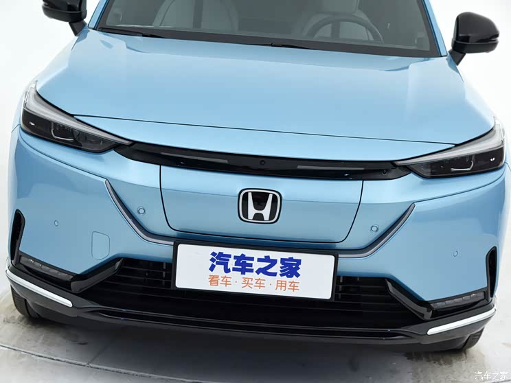 格栅搭配狭长的大灯组极具电动车风格,此外中央的本田logo还可以点亮