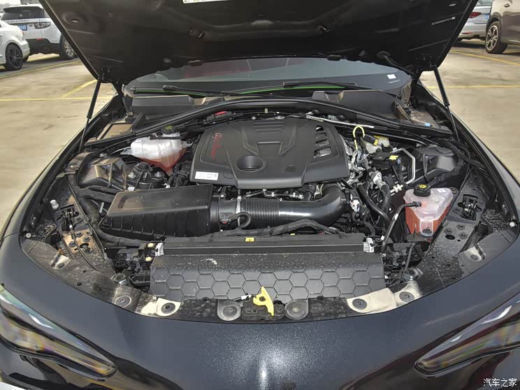 0t全铝直喷涡轮增压发动机,最大功率280马力,峰值扭矩400牛·米.