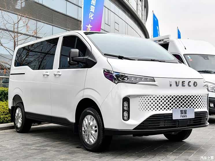 依维柯聚星其前脸采用类似于电动车的设计,采用无边界中网,其上是