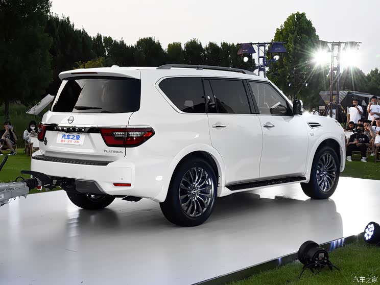 车身尽可能的满足空间需求,前机舱也有足够空间可以放下一台v8发动机