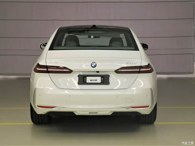 扁平化设计的车顶天线使宝马5系侧面看起来更加平滑,后车门标志性的"