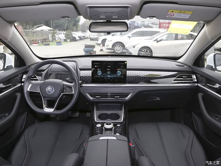 秦plus是比亚迪秦家族的第三款产品,此次调价该车的外观内饰与配置