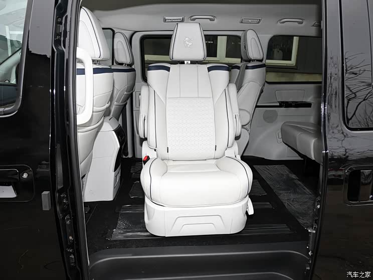 内饰部分,新车采用了指针式仪表盘与四辐式多功能方向盘,中控中央配备