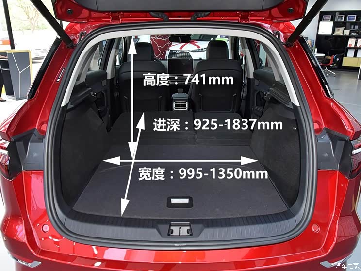 在宋pro ev后备厢地台盖板下方,还藏着由多个储物格组成的隔层,在里面