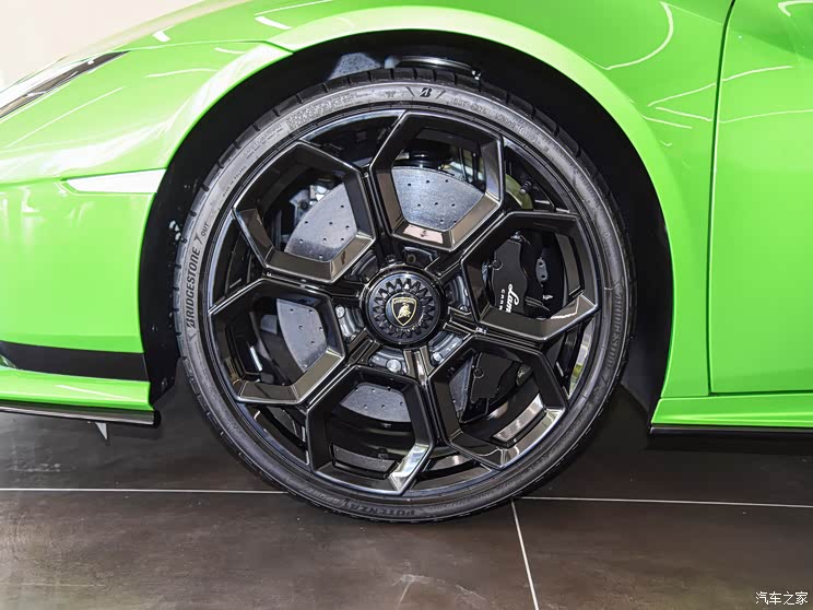 轮毂灵感来自兰博基尼vision gt车型,搭配普利司通potenza sport轮胎