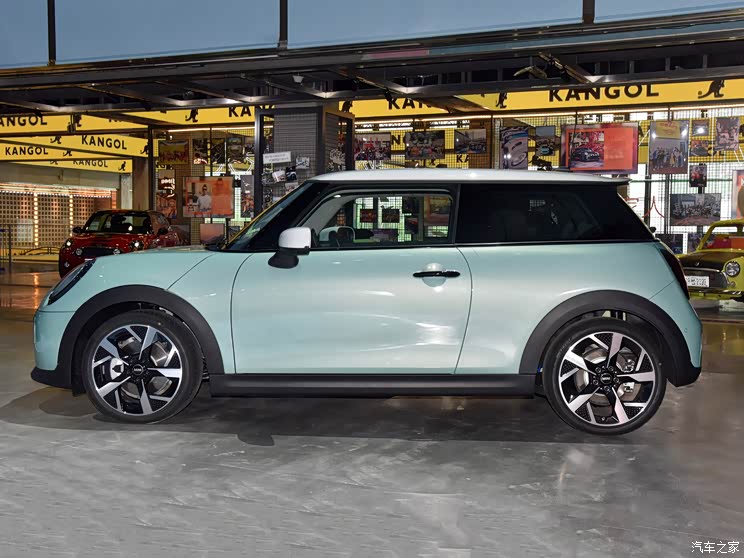 此次率先发布的为三门版车型,从外观上来看,全新mini cooper s燃油版