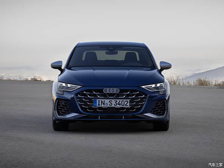 先来看外观,新款奥迪s3外观延续了新款奥迪a3的变化,六边形进气格栅