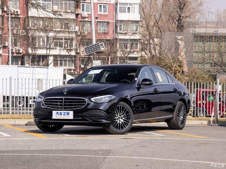 此次改款,奔驰c级(参数|询价)四款"260"车型和插混版车型上的行车记录
