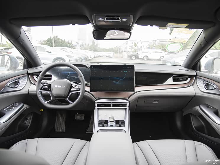 比亚迪 海豹 2023款 DM-i 1.5L 121km 尊贵型