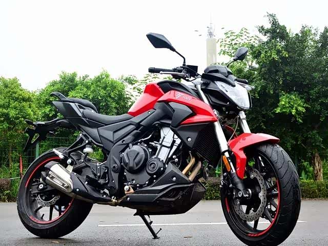 国产摩托又出高端车双缸引擎6速172l大油箱街跑兼通勤车