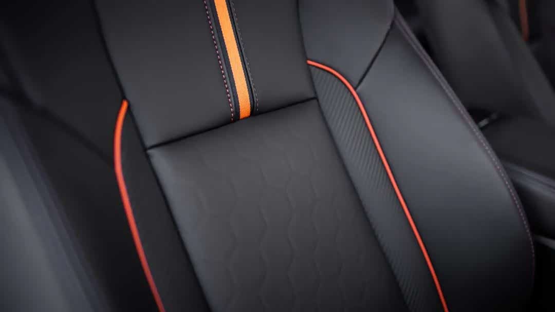 椅面的缝线,滚边以及纹理都让光影质感更加丰富,视觉体验很棒,并且