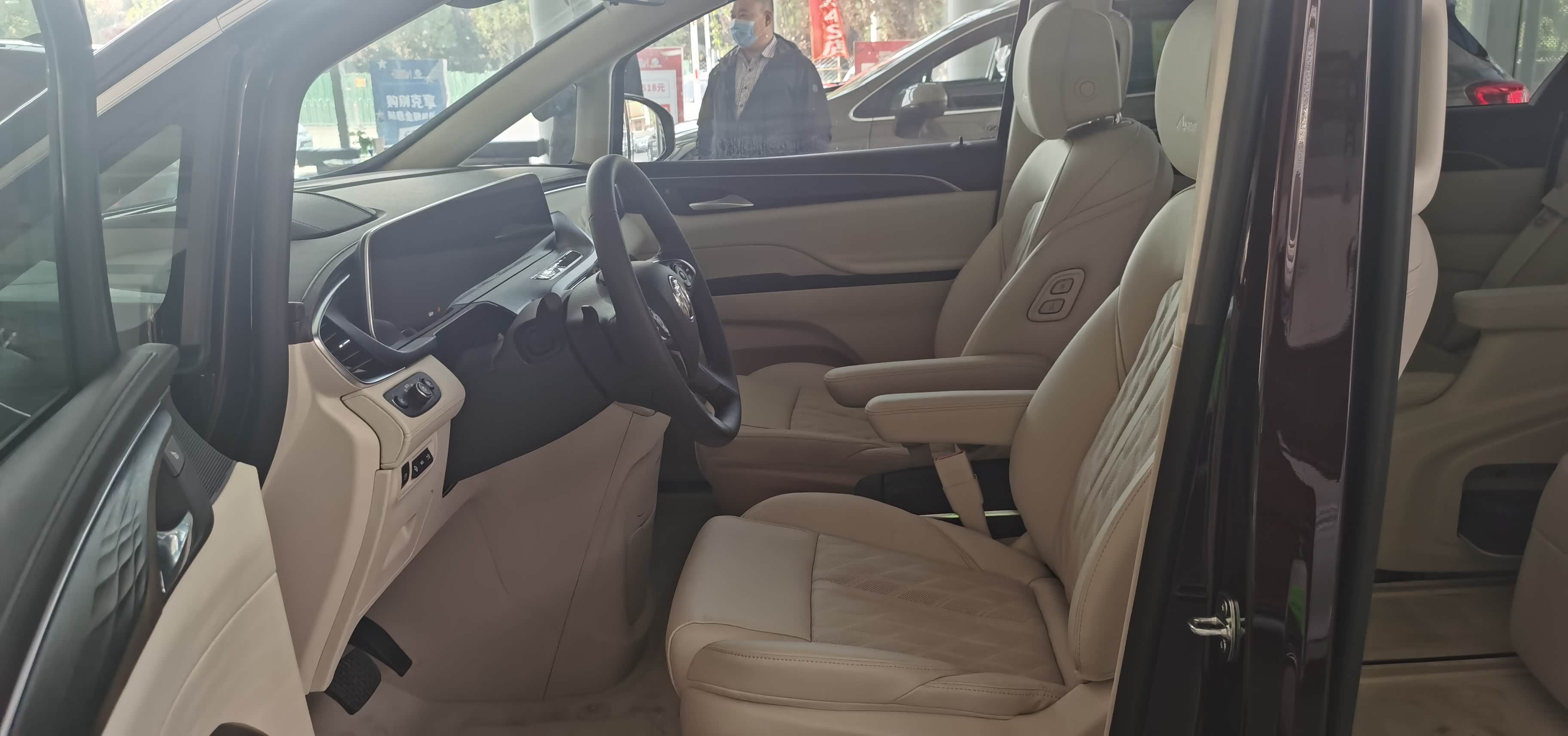 座椅很舒适 新款别克gl8 avenir六座版到店实拍