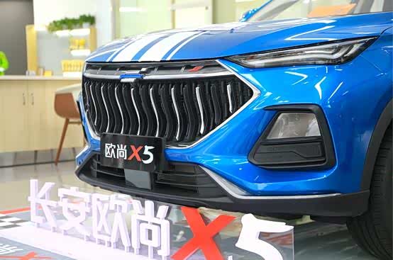 实拍欧尚x5 1.5t旗舰型,澎湃蓝车身好看不贵,颜值党出街利器!
