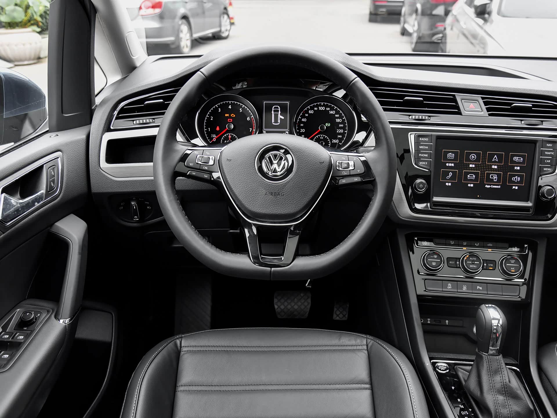 大众这款mpv,内饰设计豪华,值得一看!