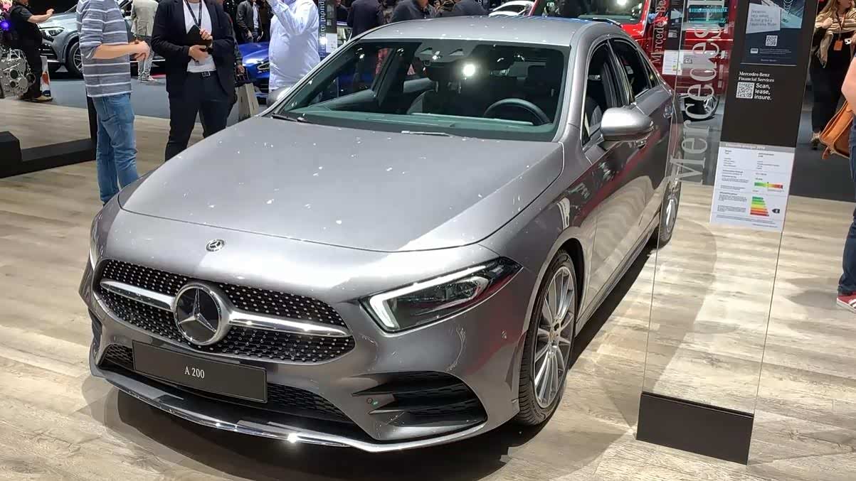 实拍奔驰a200,外观内饰全展示,和宝马3系比比怎么选