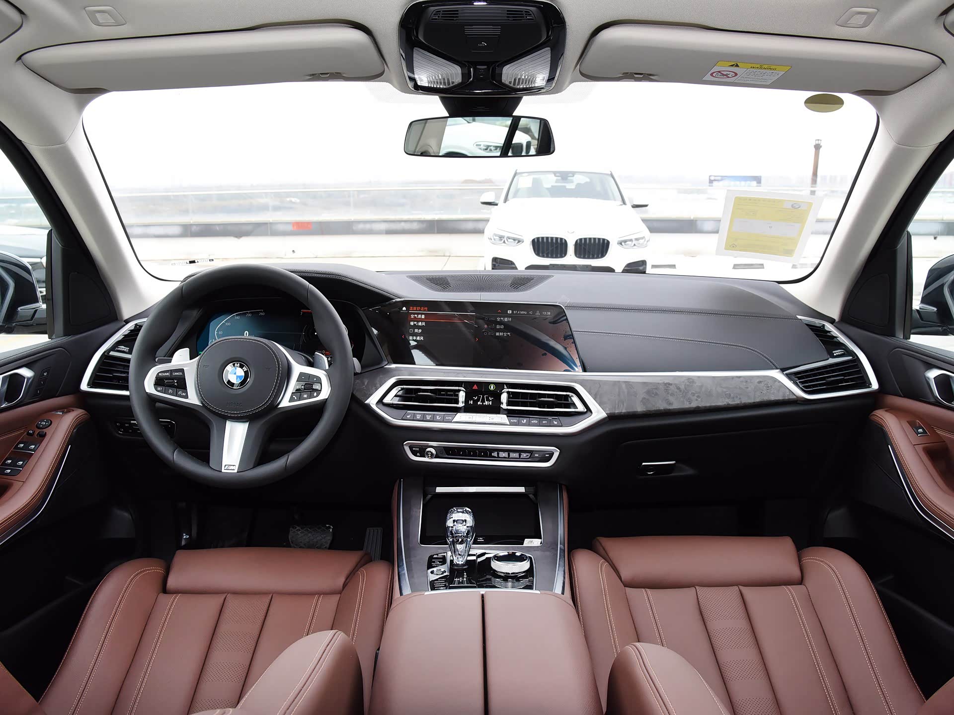 进入宝马x5车内,内饰绝对是棒,同级别里宝马的内饰就是那么成熟饱满和