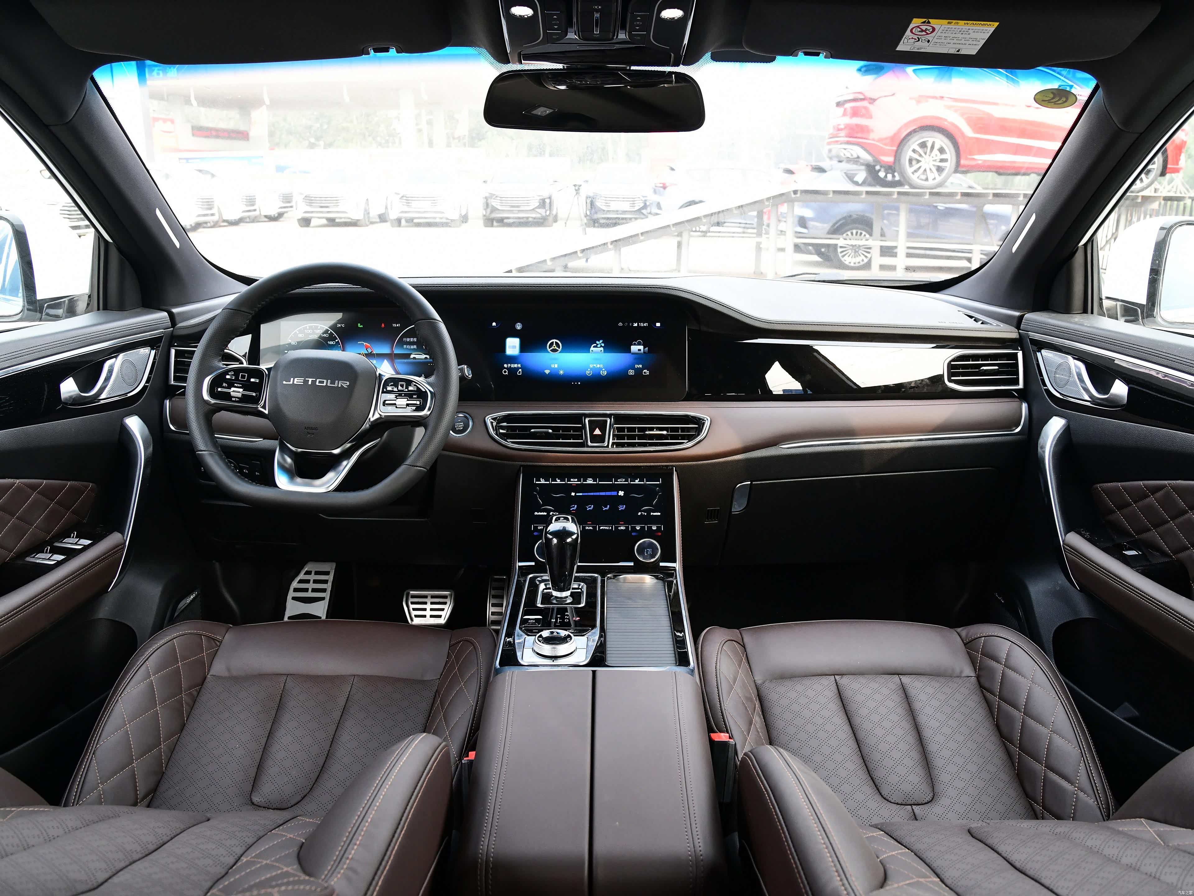 内饰部分,捷途x95的内饰部分最大的亮点在于配备全新的电子挡把,并且