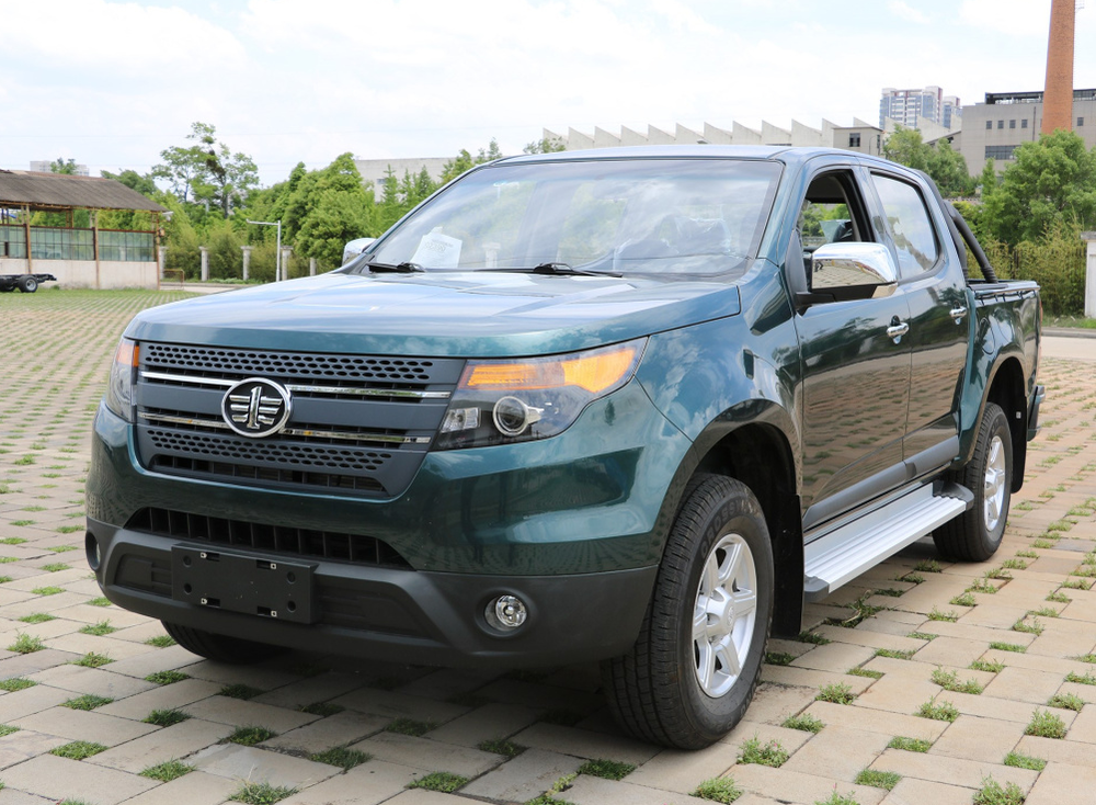 硬派皮卡看一汽这车身材太像福特猛禽25t柴油发动机带四驱