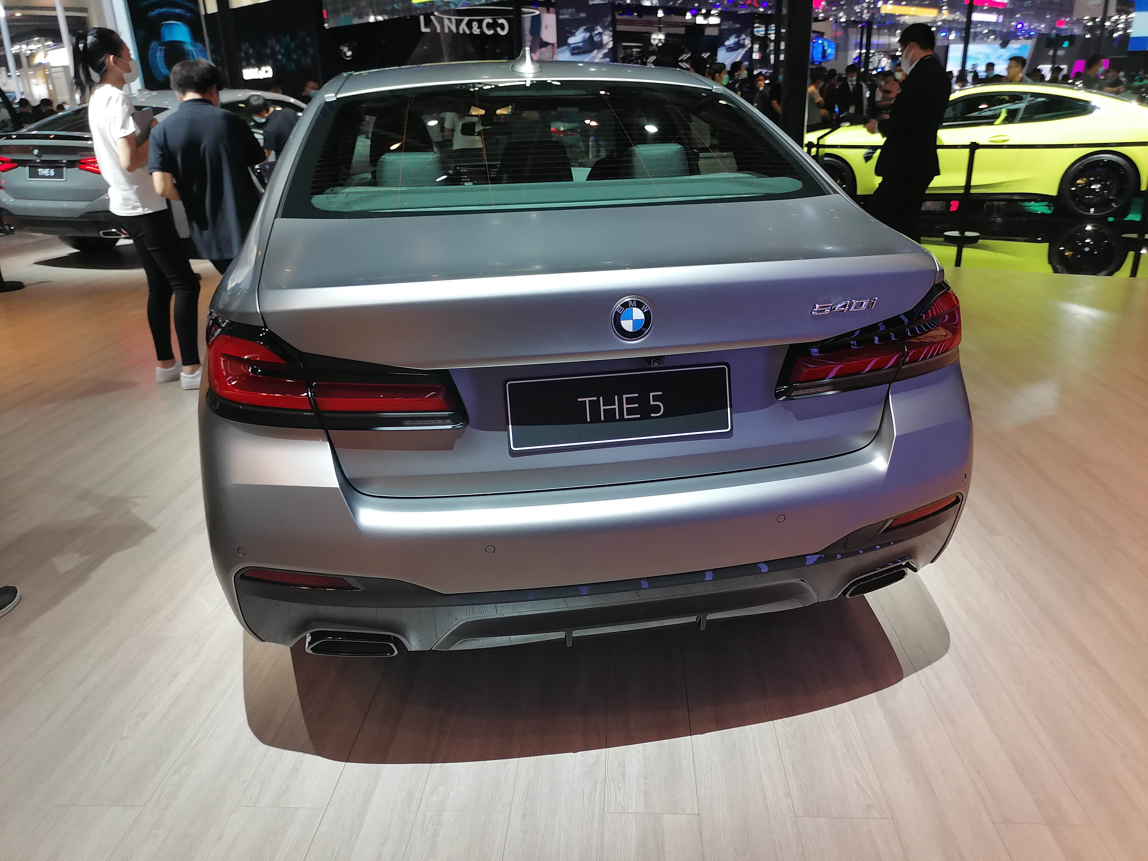北京车展实拍新款宝马5系亮相提供两套外观选择