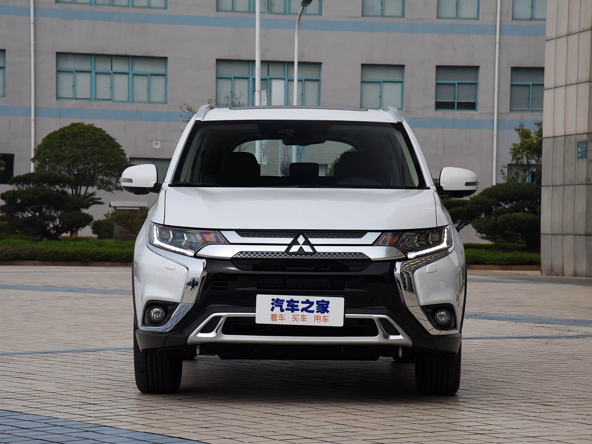 三菱欧兰德这款车型的外观看起来非常大气,但是它的定位是一台紧凑型