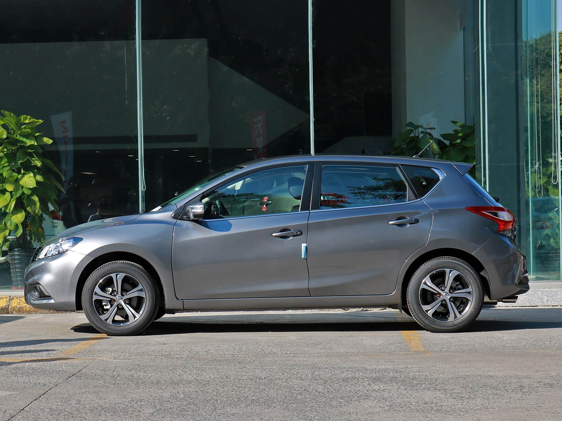 堪称最便宜日产车,骐达9.99万元起的价格,你还考虑高尔夫吗?