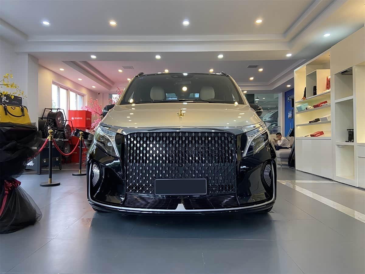 mpv的代表,譬如雷克萨斯lm,而今天给大家带来的一款奔驰旗下奢华四座