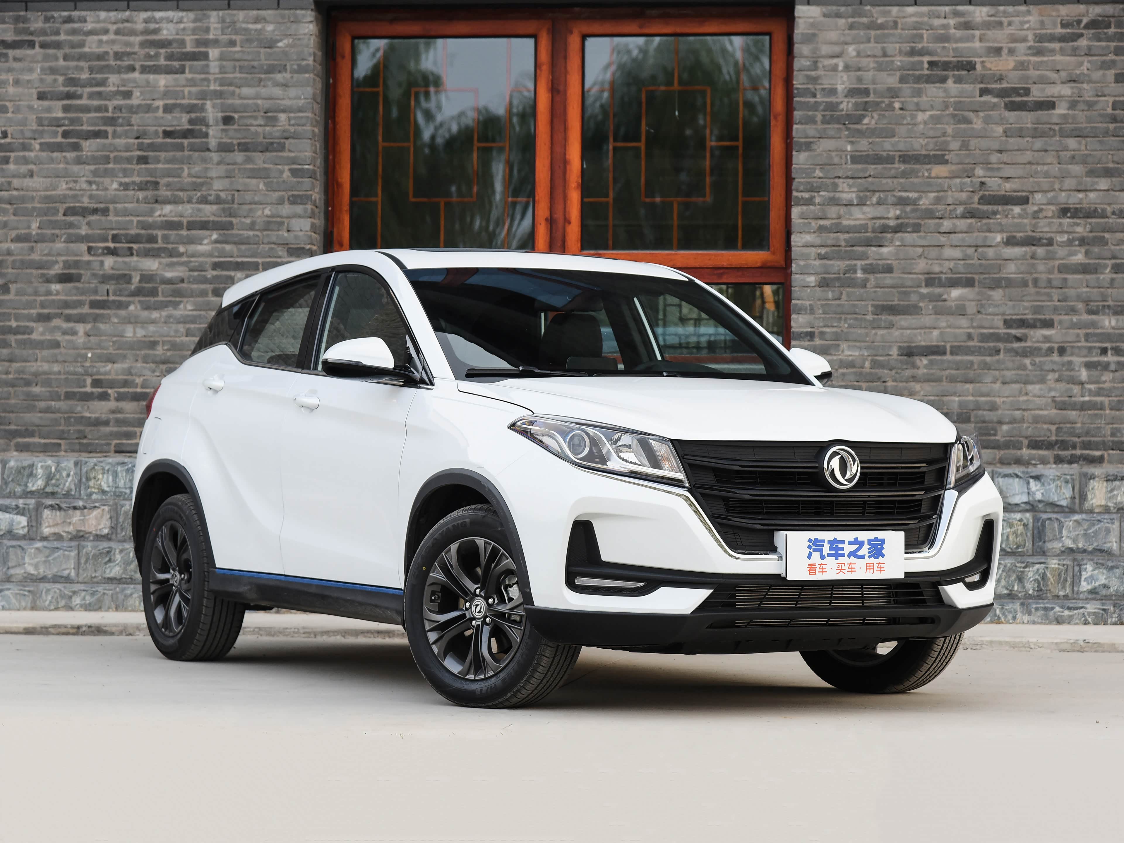 颜值方面,风光500采用了造型犀利的进气格栅,外加上两侧漂亮的大灯组