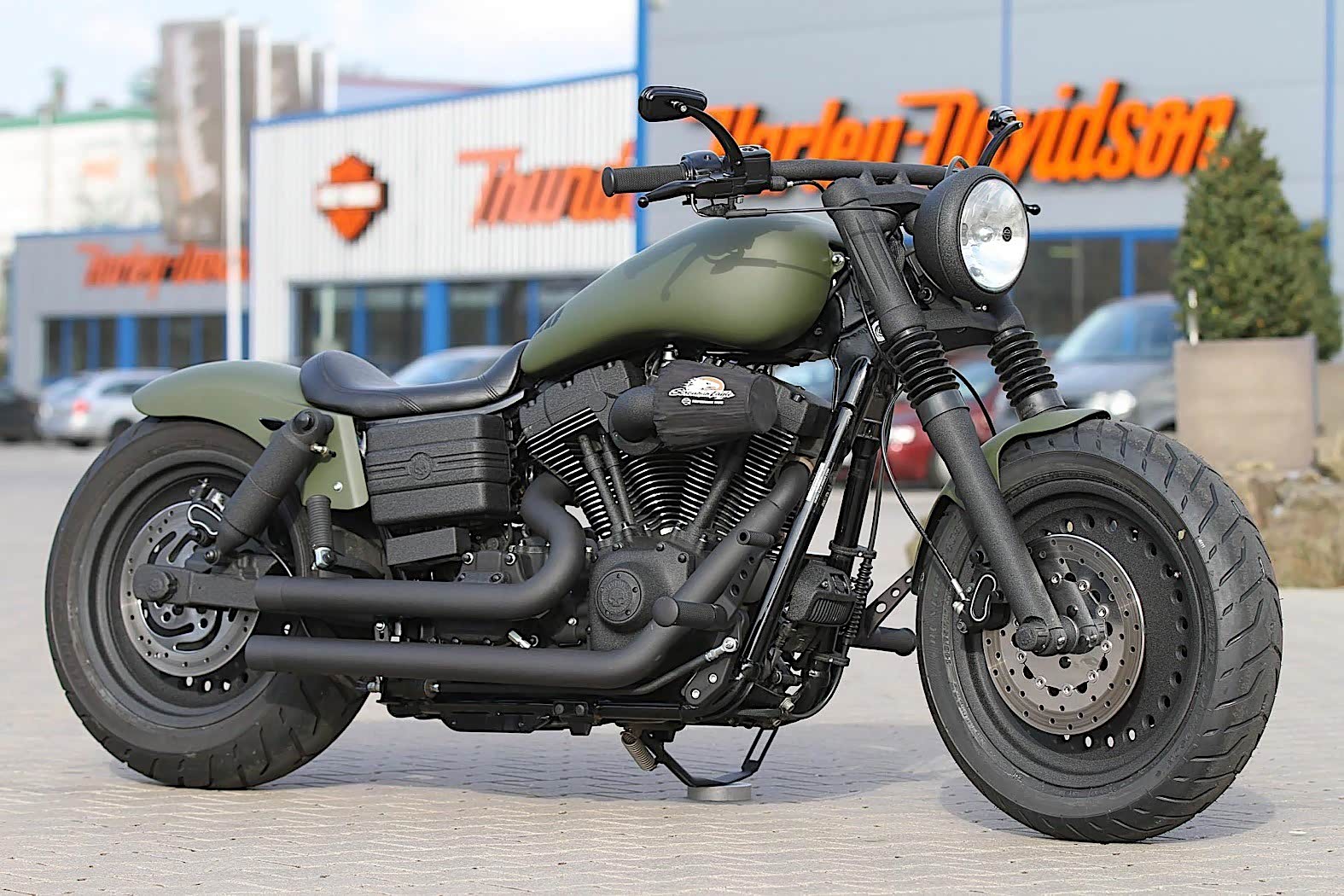 当哈雷"肥霸"遇到军迷车主,亮眼的军事风格定制摩托