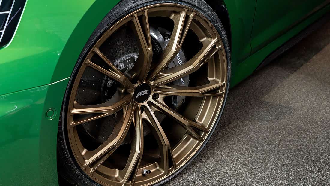 abt还采用了abt sport gr类型的21英寸铝合金轮毂,轮毂采用" racing