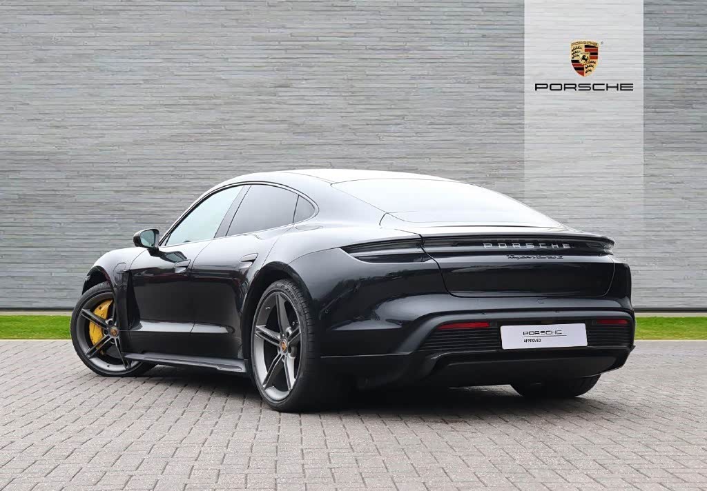 保时捷taycan turbo s 运动的造型 黑色的车漆 网友:太帅了!