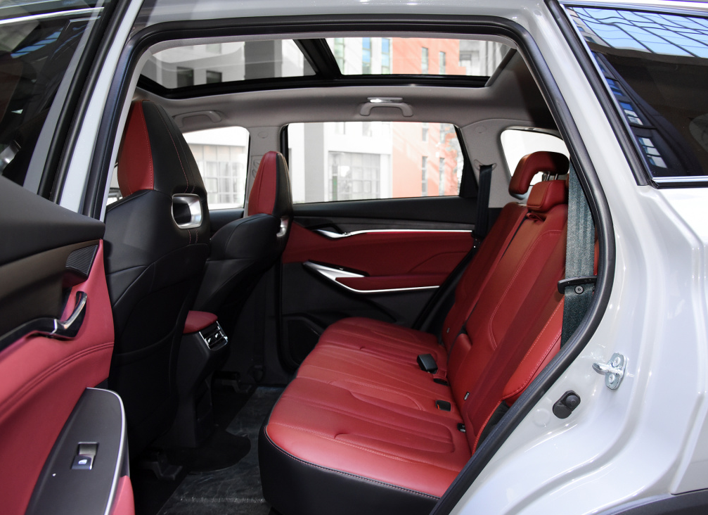 原子灰长安cs75plus,红色内饰有档次,名牌动力省油省心