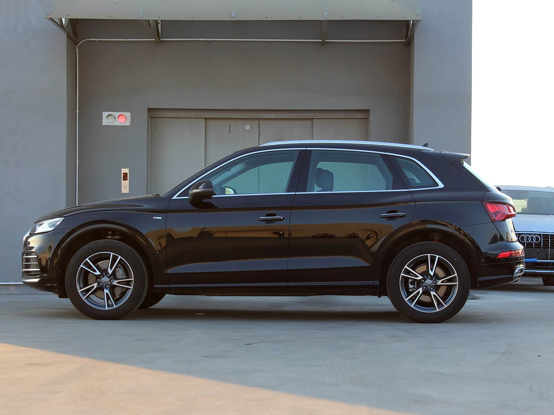 外观方面,奥迪q5l 2020款 45 tfsi 尊享时尚型 国vi 采用了遒劲的走线