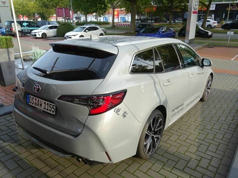 丰田卡罗拉旅行版,水泥灰涂装非常有运动范,爱了爱了