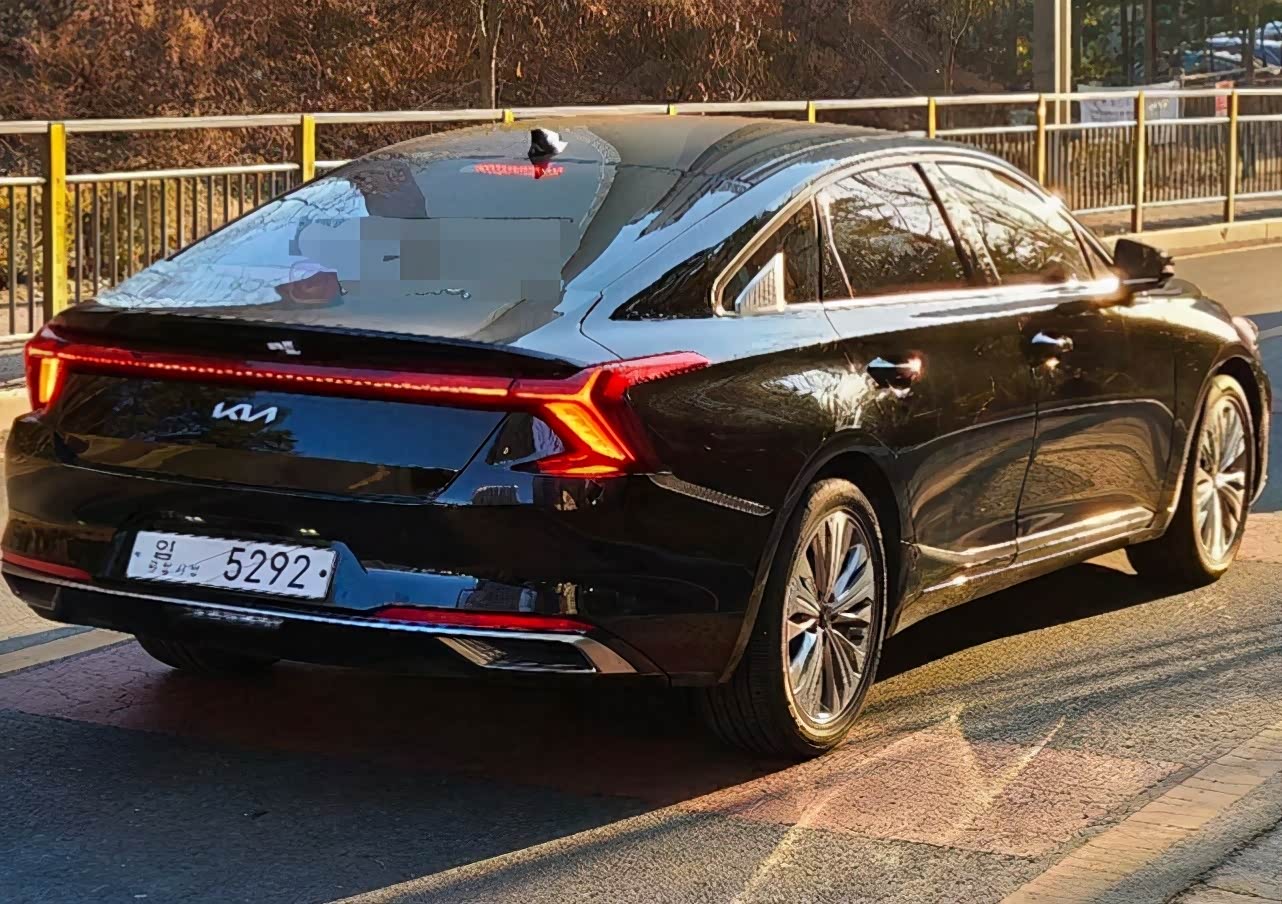 全新起亚k8亮相街头大屏内饰8at尺寸与奥迪a6l看齐