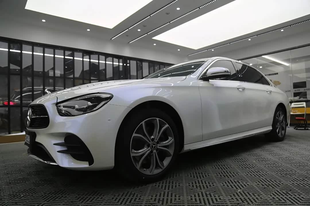 奔驰e级原车黑色全车贴膜改色白变蓝