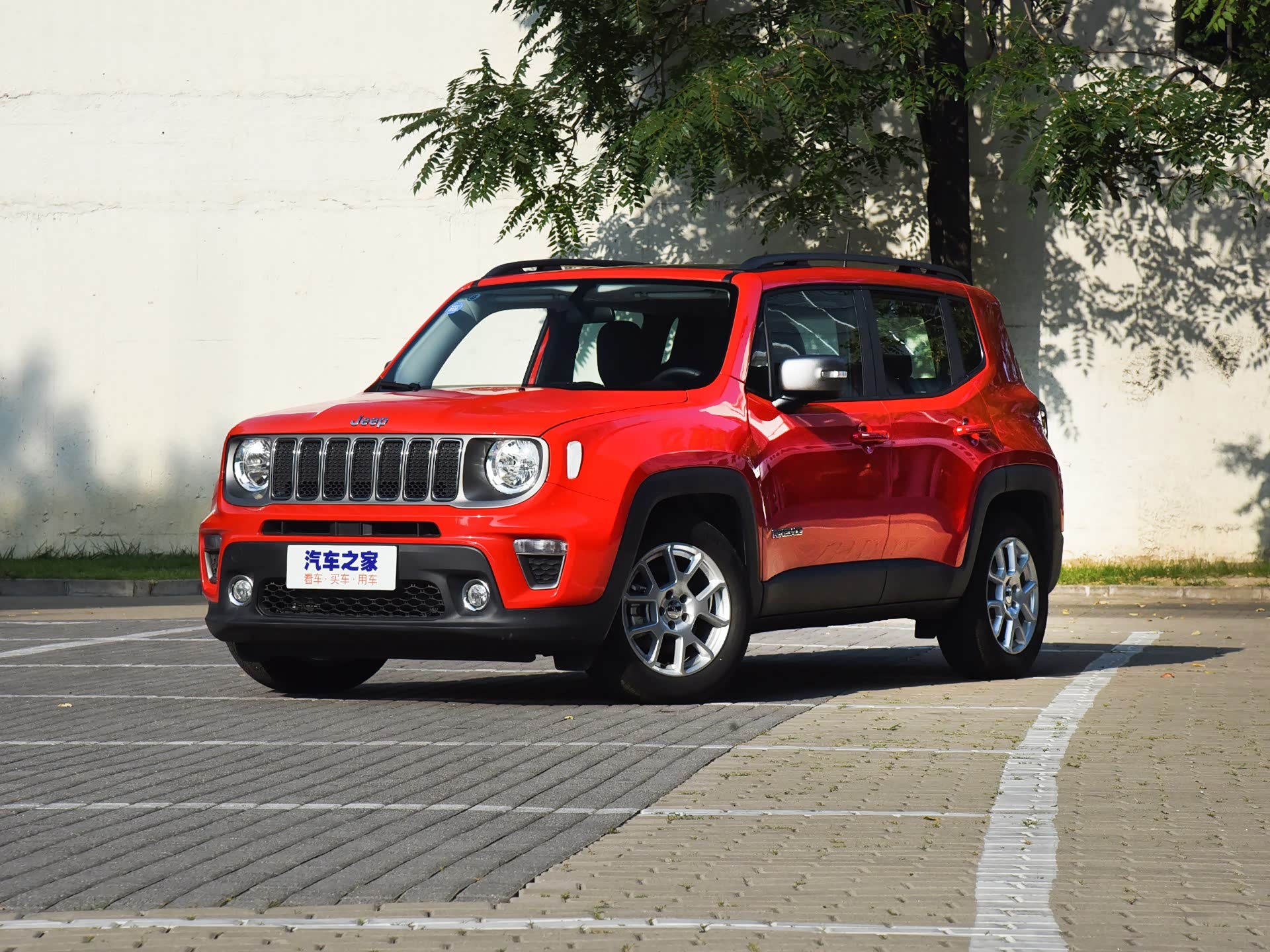 3.jeep自由侠 自由侠定位于小型suv,价格区间为12.98-18.98万元.