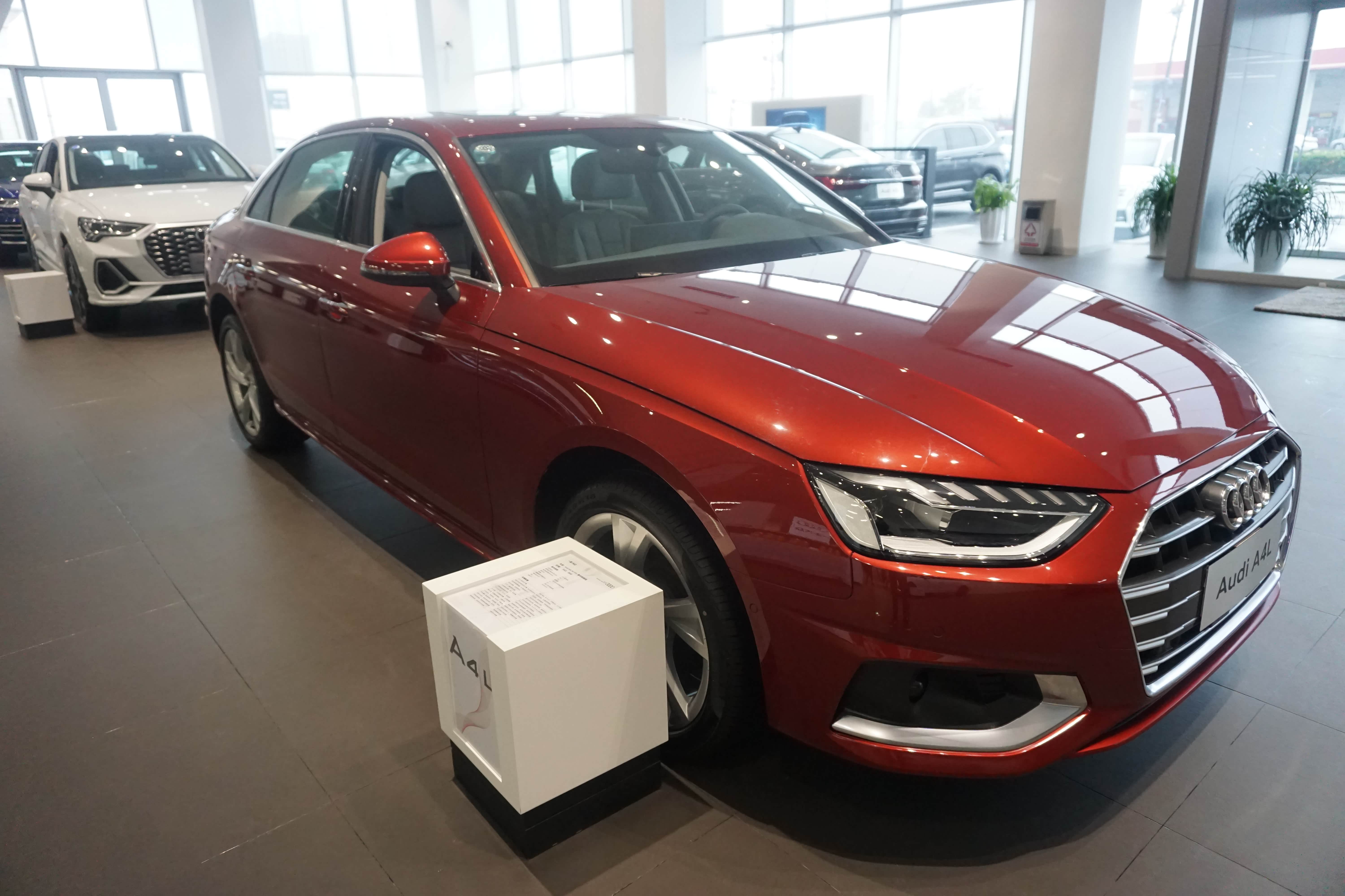 实拍2020款奥迪a4l,斗牛士红很帅气,2.0t油耗6.1l配定速巡航