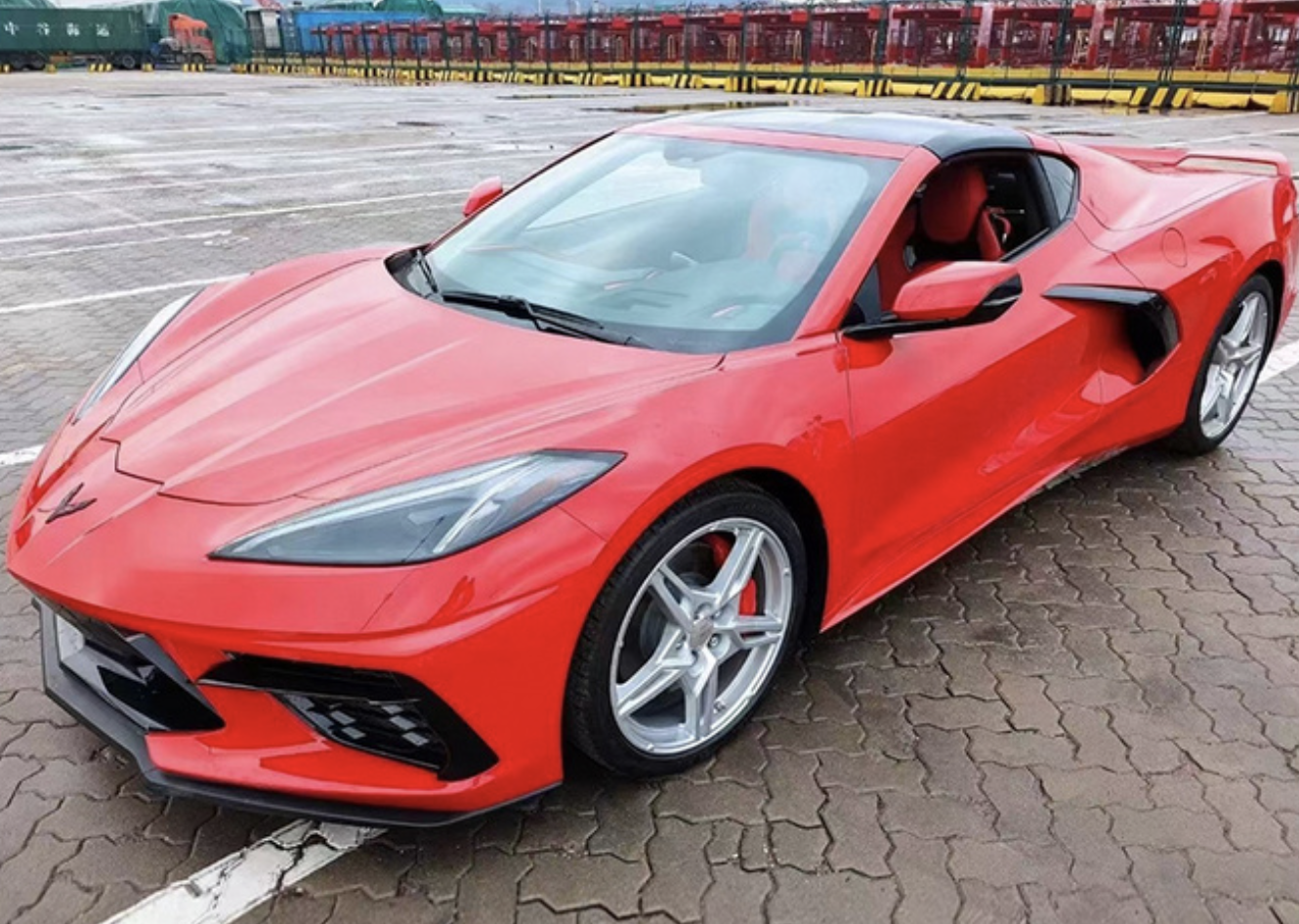 搭载大排量v8发动机 雪佛兰科尔维特c8到港实拍图