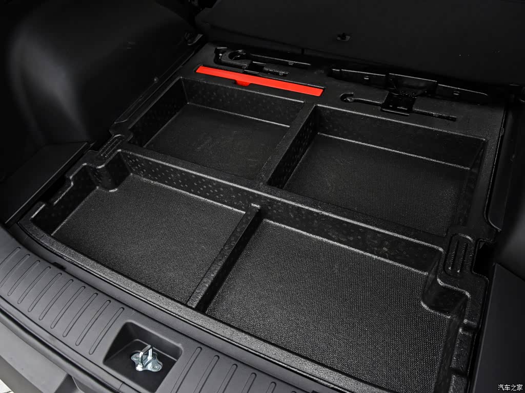 行李箱底板下的这个巨大储物空间的实用度要优于目前市场大多数竞品