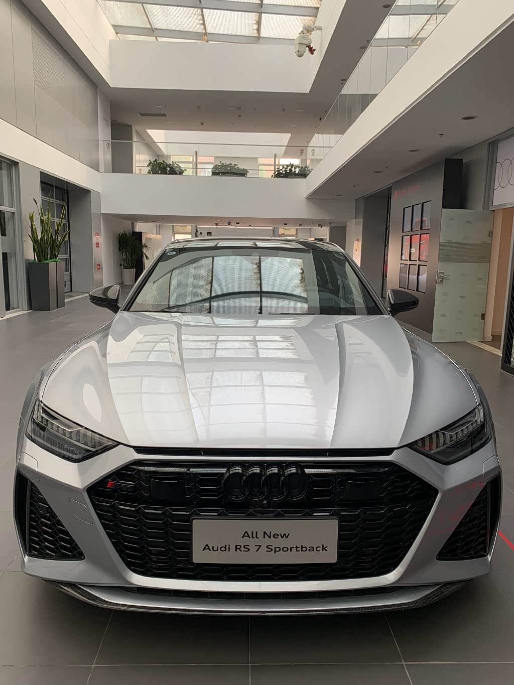 优雅运动的造型 全新奥迪rs7 回头率高 深受年轻人喜爱