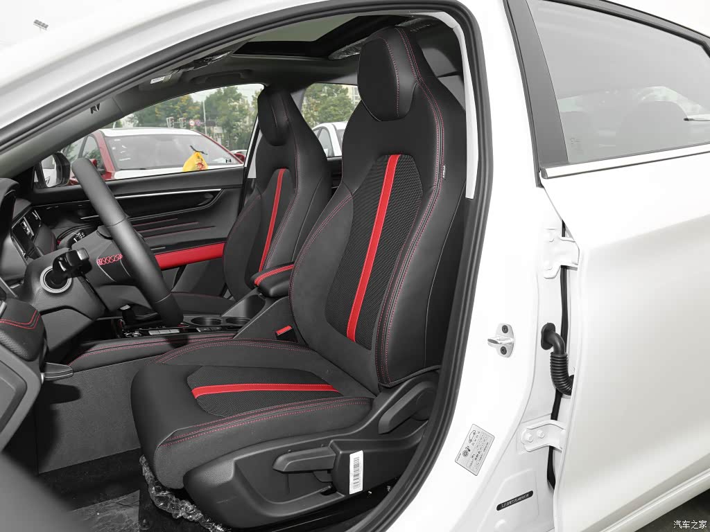 进入车内,思皓a5的内饰设计依旧延续了外观的时尚动感风格.