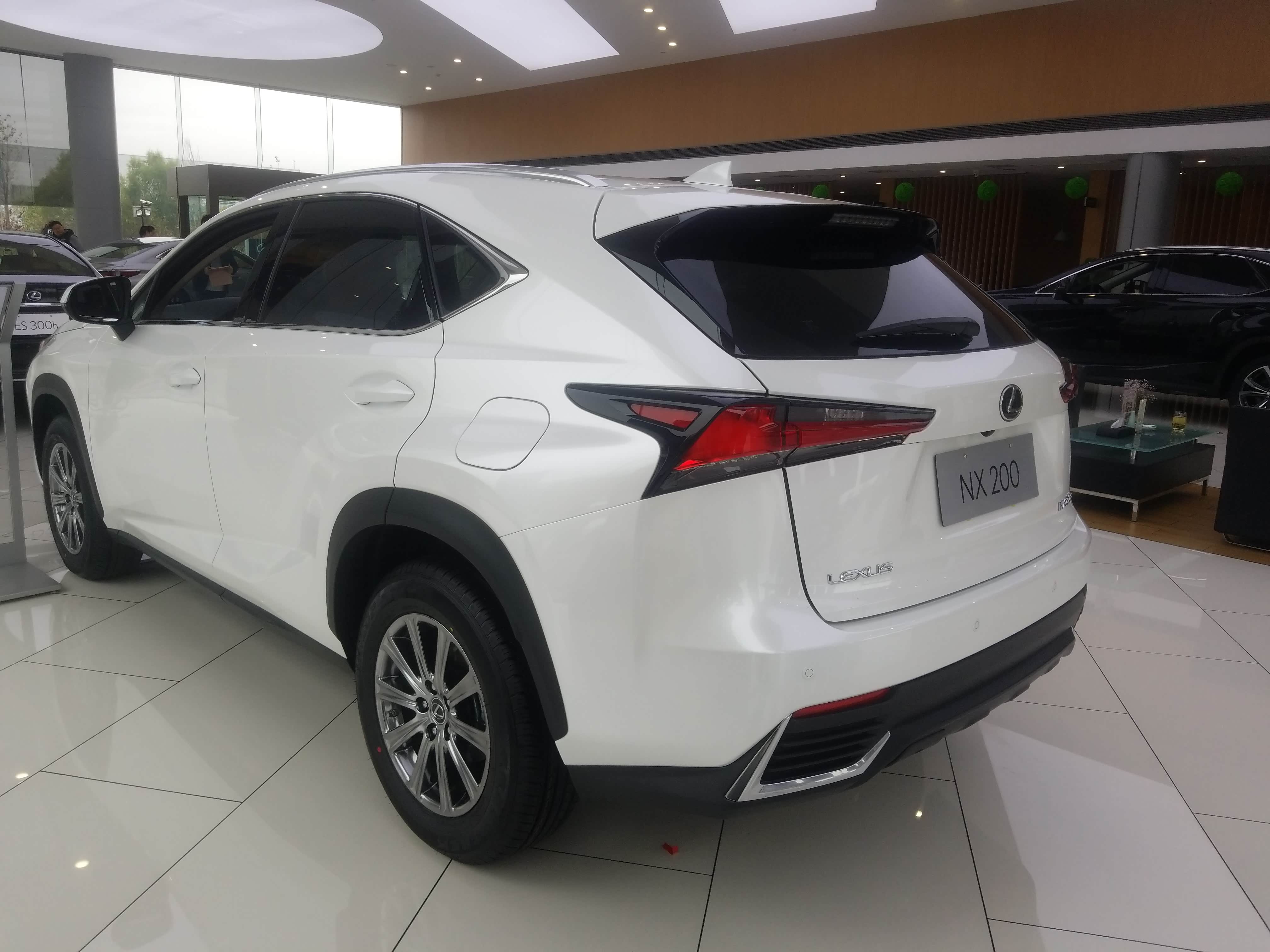到店实拍雷克萨斯nx 200锋逸版,售价为32.90万元,搭2.0升发动机