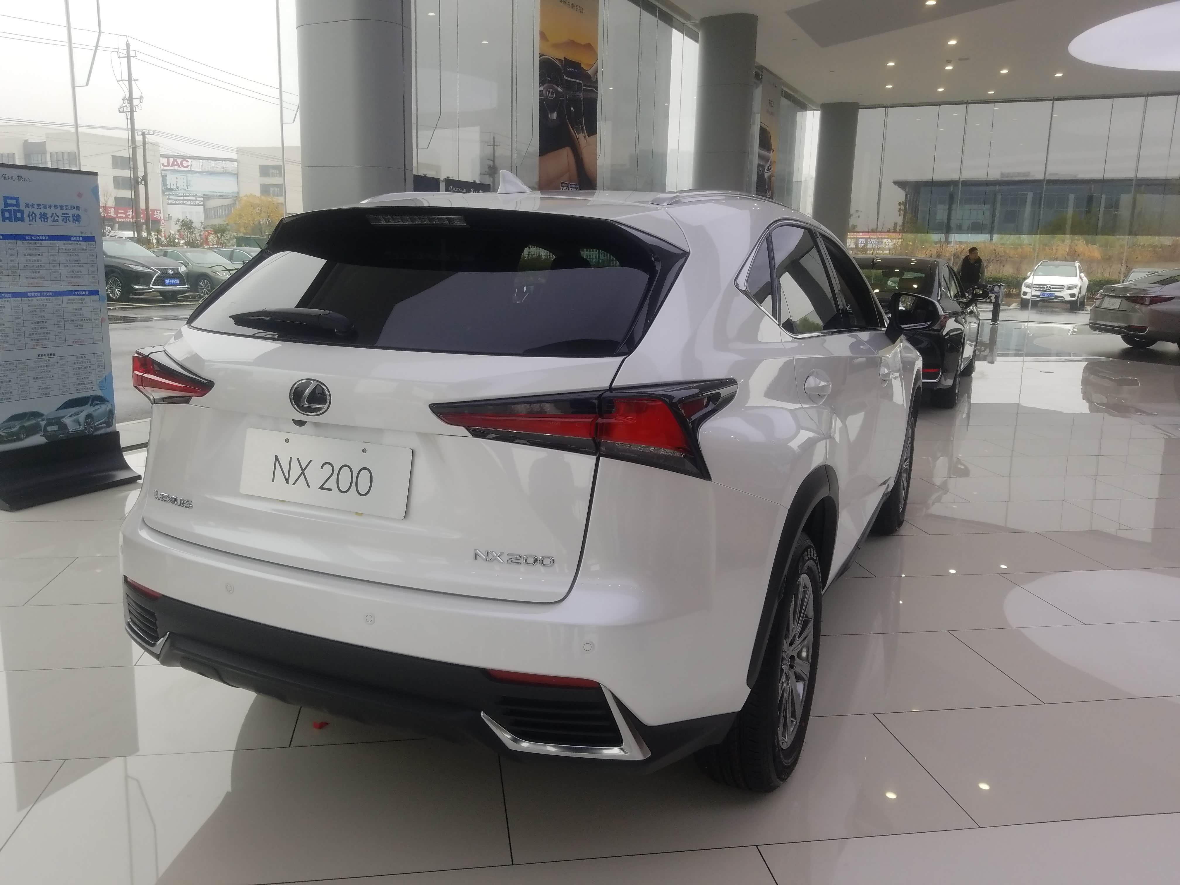 到店实拍雷克萨斯nx 200锋逸版,售价为32.90万元,搭2.0升发动机
